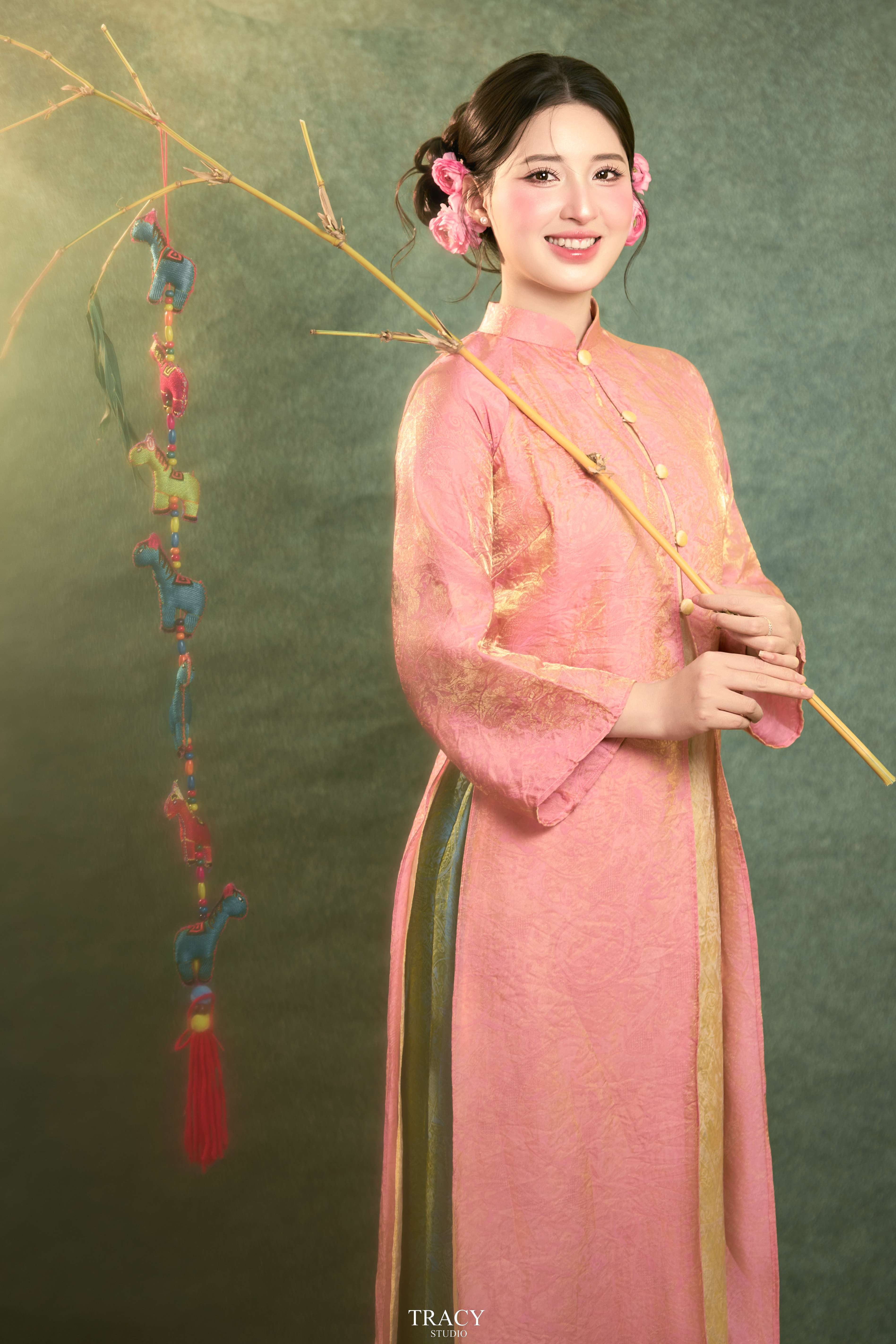 frontend/img/gallery/tinh-khoi-ao-dai-viet/tracy-studio-chup-concept-tet-diep-hong (10).jpg